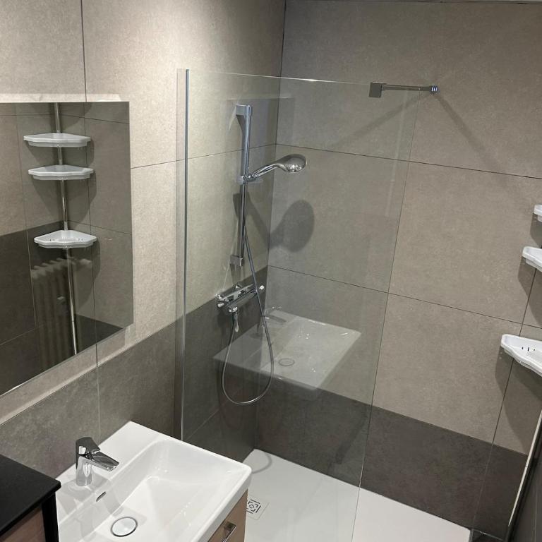 Cosy T2 bis avec 2 balcons cave à skis vélos et parking gratuit - Appartement 1 Chambre - 9