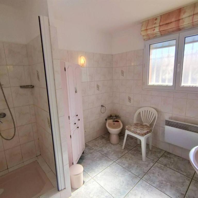 Évasion plage : maison avec patio, climatisation, 50 M de la plage 4POIT11 - Two-Bedroom Deluxe Apartment with Garden View - 11