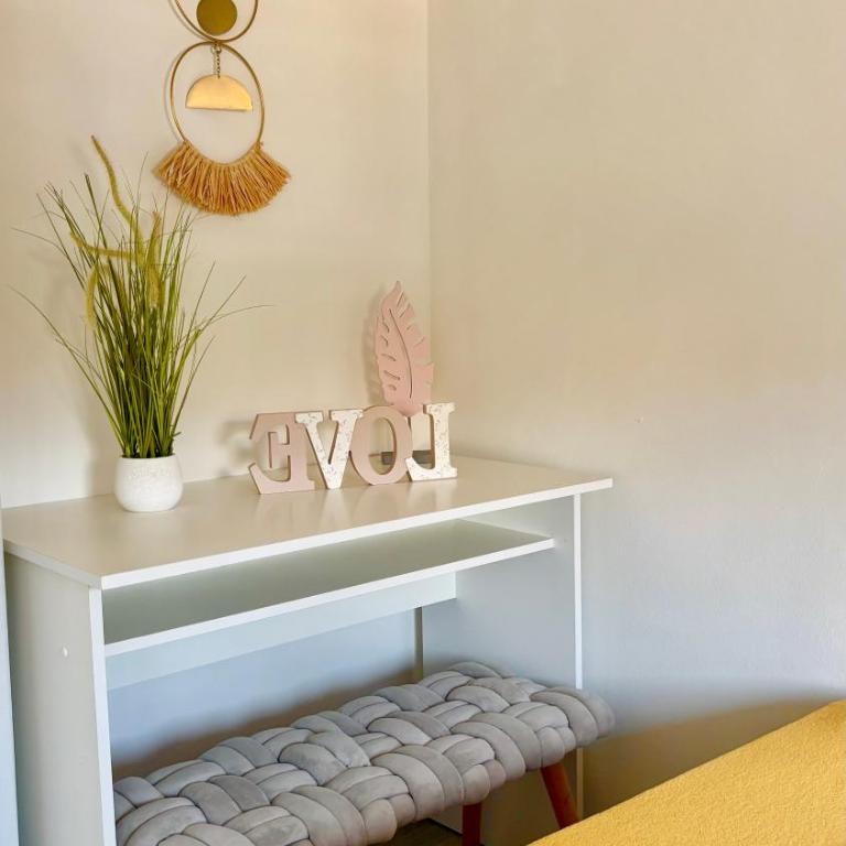 Grey House - Feel The Vibe - Three-Bedroom Apartment - 15