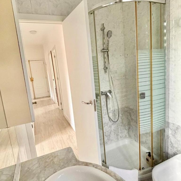 Grey House - Feel The Vibe - Three-Bedroom Apartment - 22