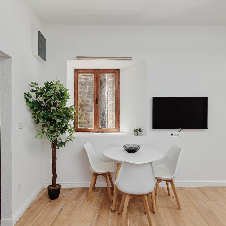 Modern Studio Old Town by MN Property - Studio Apartment with One Double Bed - 5