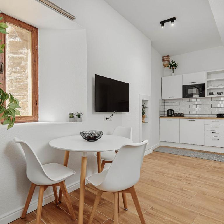 Modern Studio Old Town by MN Property - Studio Apartment with One Double Bed - 9