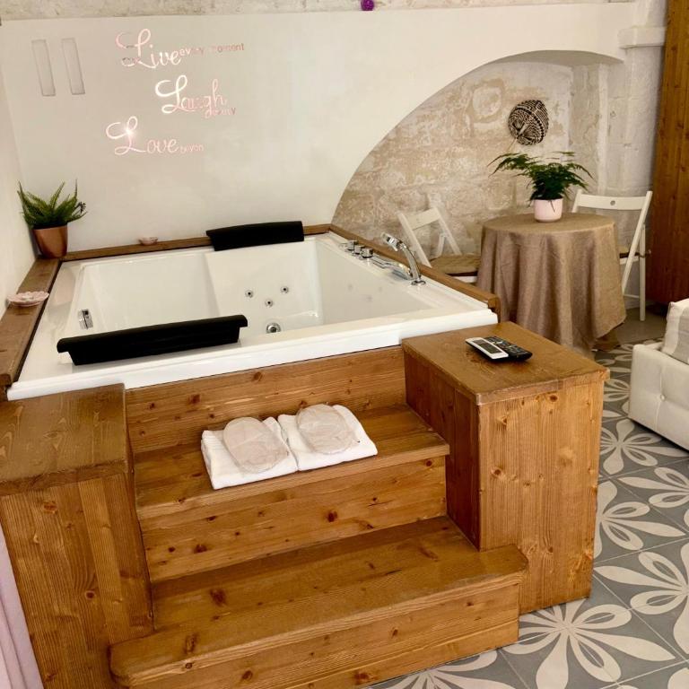 Nenetta Rooms & Suites Monopoli - Camera Matrimoniale con Vasca Idromassaggio - 2