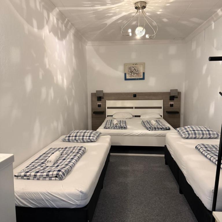HOSTEL LOVELY ROOMS CITY CENTER, shared Bathroom - Economy Quadruple Room with Shared Bathroom - 7