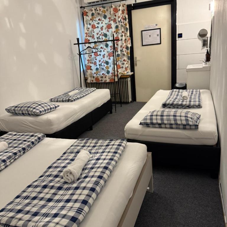 HOSTEL LOVELY ROOMS CITY CENTER, shared Bathroom - Economy Quadruple Room with Shared Bathroom - 6
