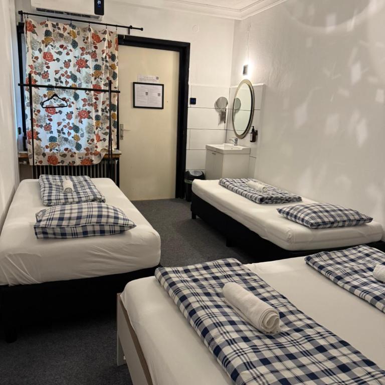 HOSTEL LOVELY ROOMS CITY CENTER, shared Bathroom - Economy Quadruple Room with Shared Bathroom - 5