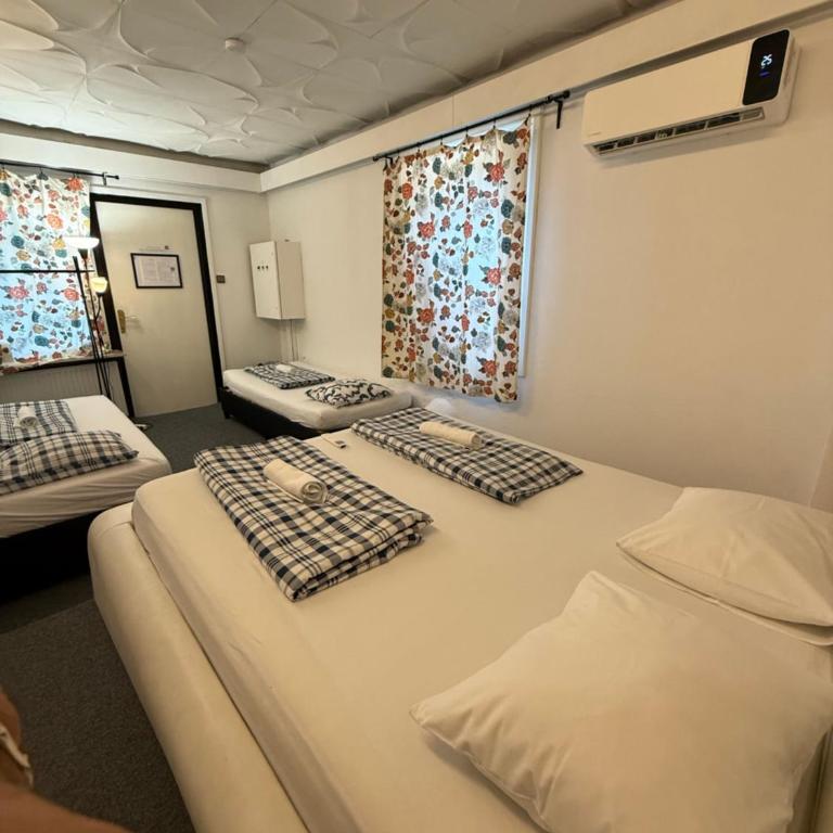 HOSTEL LOVELY ROOMS CITY CENTER, shared Bathroom - Deluxe Room - 7