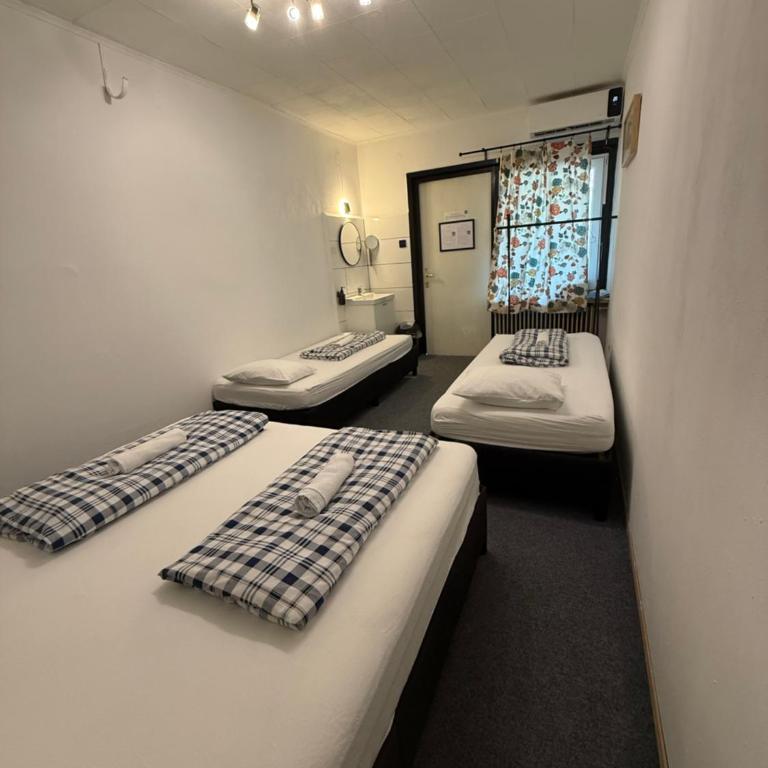 HOSTEL LOVELY ROOMS CITY CENTER, shared Bathroom - Economy Quadruple Room with Shared Bathroom - 5