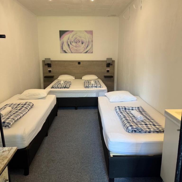 HOSTEL LOVELY ROOMS CITY CENTER, shared Bathroom - Economy Quadruple Room with Shared Bathroom - 8