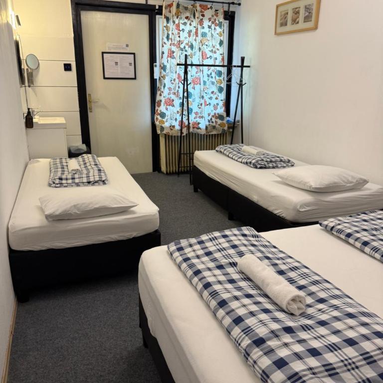 HOSTEL LOVELY ROOMS CITY CENTER, shared Bathroom - Economy Quadruple Room with Shared Bathroom - 7