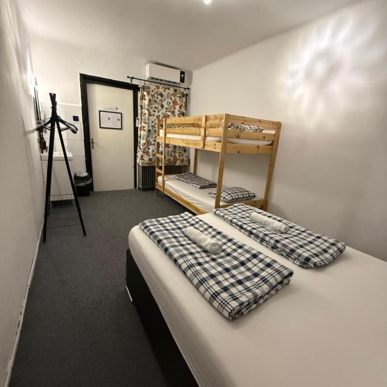 HOSTEL LOVELY ROOMS CITY CENTER, shared Bathroom - Economy Quadruple Room with Shared Bathroom - 7