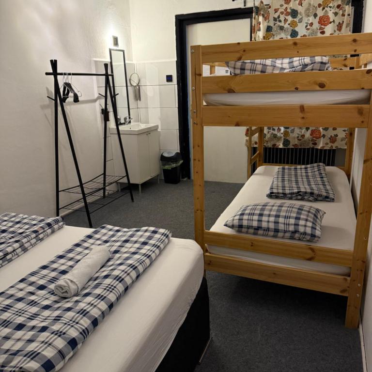 HOSTEL LOVELY ROOMS CITY CENTER, shared Bathroom - Economy Quadruple Room with Shared Bathroom - 6