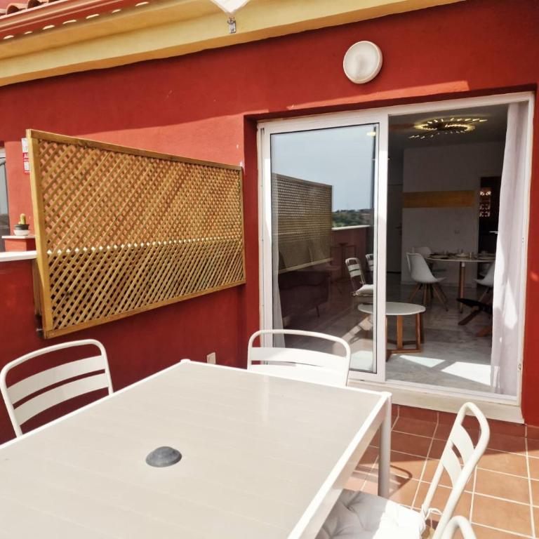 Reserva Rooftop Retreat 2BR Penthouse with Private Rooftop, 2 Pools, Parking & AC - Apartamento de 2 dormitorios con vistas a la montaña - 11