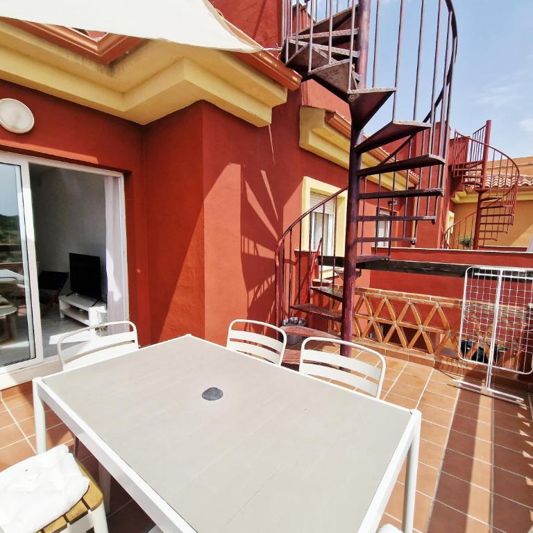 Reserva Rooftop Retreat 2BR Penthouse with Private Rooftop, 2 Pools, Parking & AC - Apartamento de 2 dormitorios con vistas a la montaña - 35