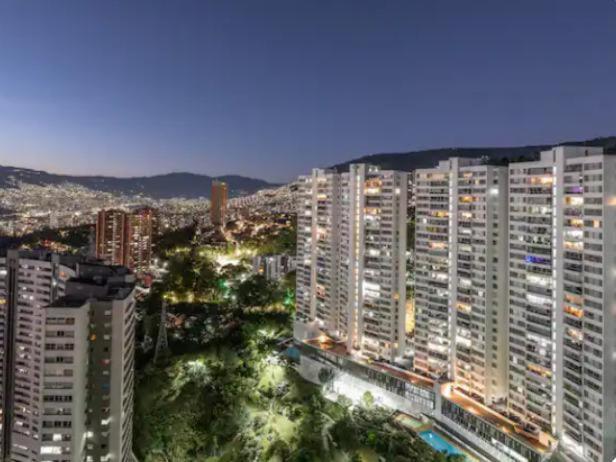 Espectacular apartamento con la mejor vista, Poblado Medellin - Three-Bedroom Apartment - 11