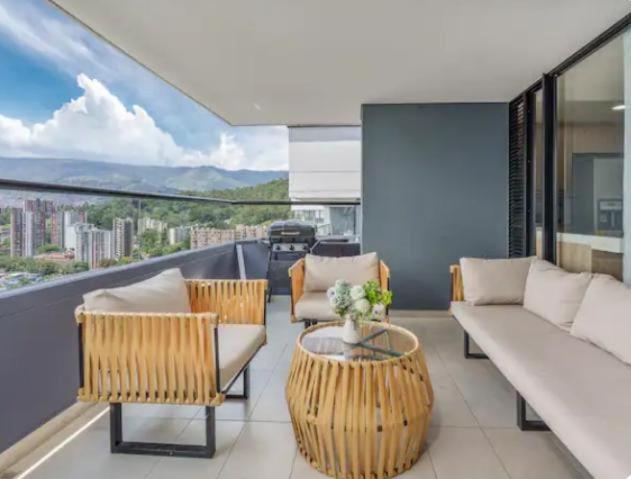 Espectacular apartamento con la mejor vista, Poblado Medellin - Three-Bedroom Apartment - 13