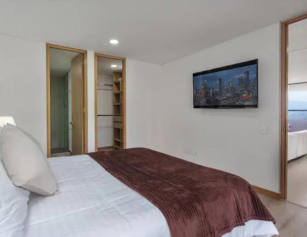 Espectacular apartamento con la mejor vista, Poblado Medellin - Three-Bedroom Apartment - 16