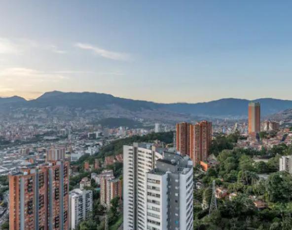 Espectacular apartamento con la mejor vista, Poblado Medellin - Three-Bedroom Apartment - 17