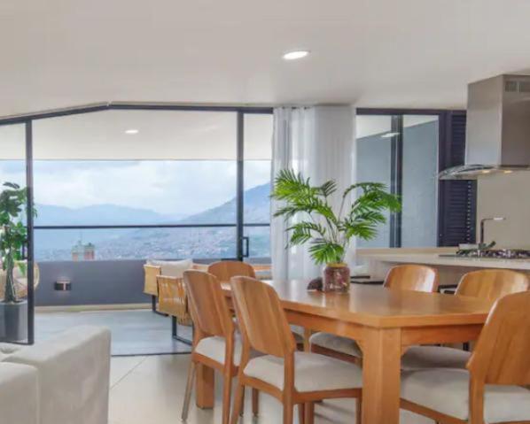 Espectacular apartamento con la mejor vista, Poblado Medellin - Three-Bedroom Apartment - 26