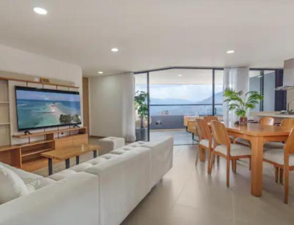 Espectacular apartamento con la mejor vista, Poblado Medellin - Three-Bedroom Apartment - 35