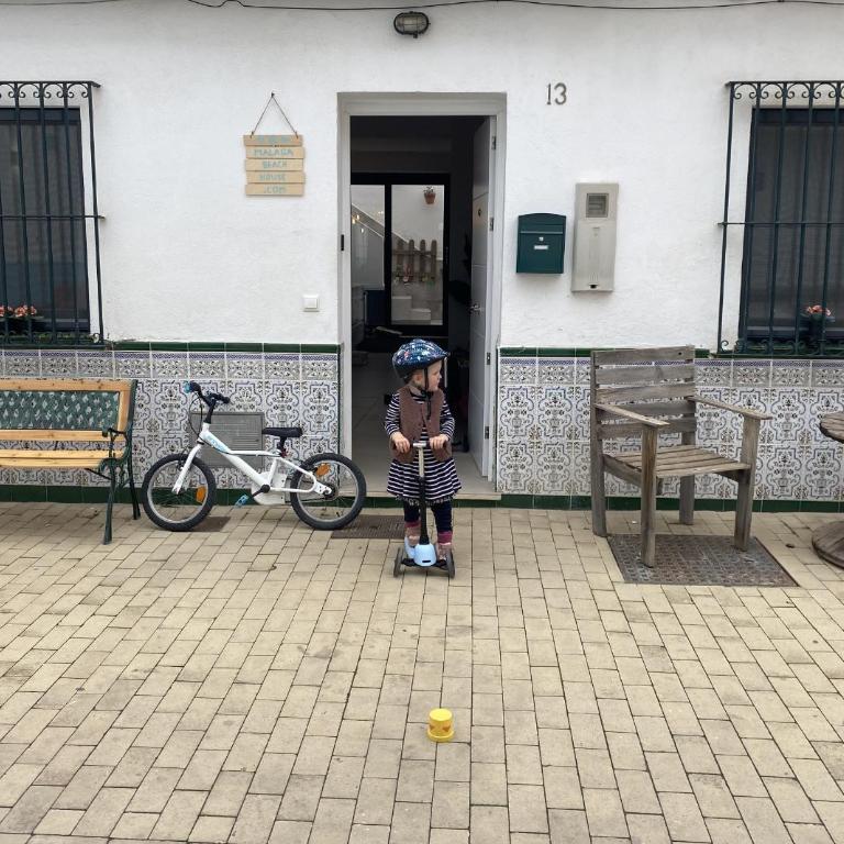 Malaga Beach House, 2 city bikes, 2 children's bikes, WiFi, BIG terrace, BBQ, Family, Childfriendly - Maison 2 Chambres - 14