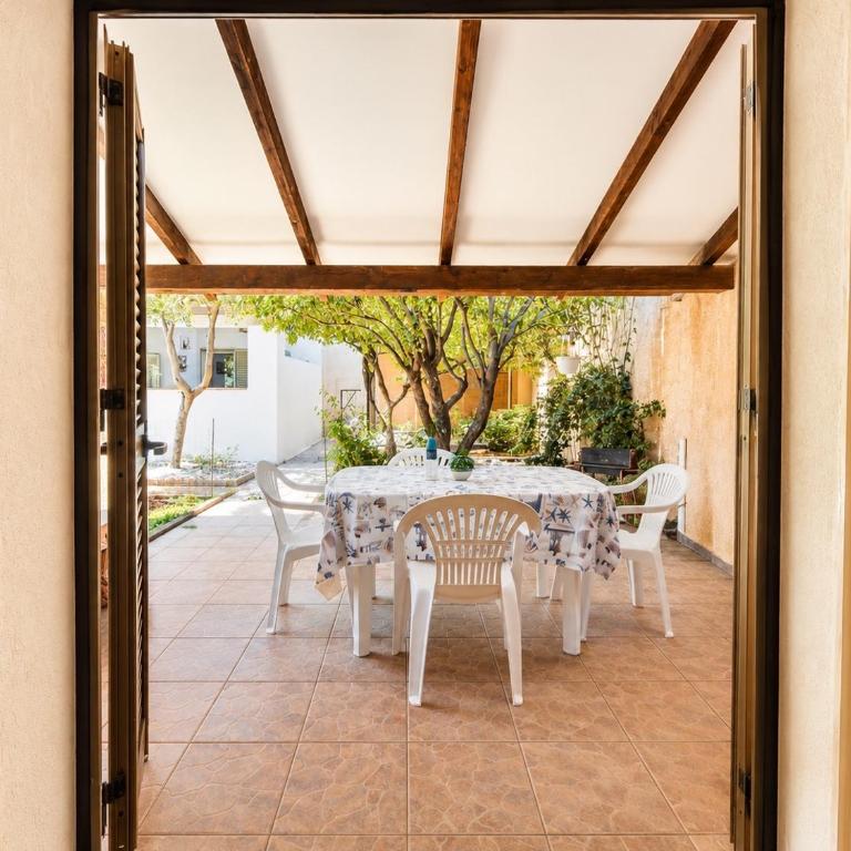 Mirto Beachside Apartment - 2BR - Wi-Fi - AC - 100m from the Beach - BBQ - Parking - Casa con 2 Camere da Letto - 7