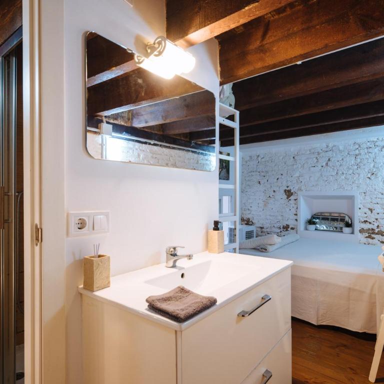 Airbhouse Private Rooms & Apartments - Habitación Doble con baño privado - 7