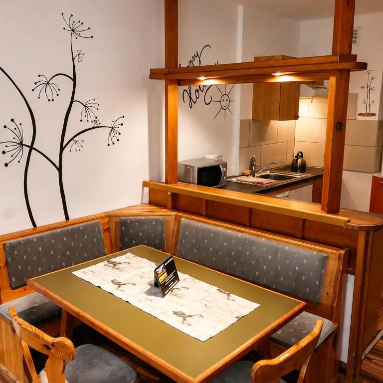 ALPINA Appartements Mallnitz - Apartment mit 1 Schlafzimmer, Balkon und Bergblick - 3