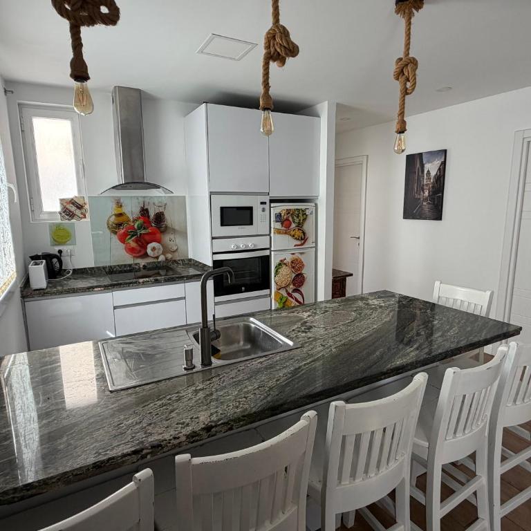 GENUAR APARTMENTS 3 Bedroom close to beach - Apartamento - 5
