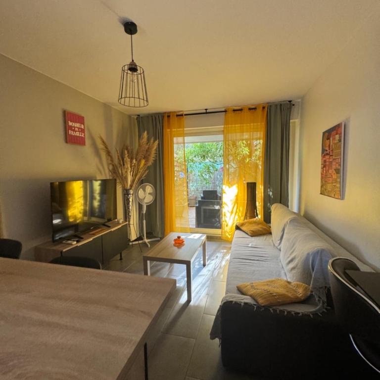 Agréable T2 traversant RDC avec terrasse - balcon - Parking 2 places - Clim portative - Appartement 1 Chambre - 3