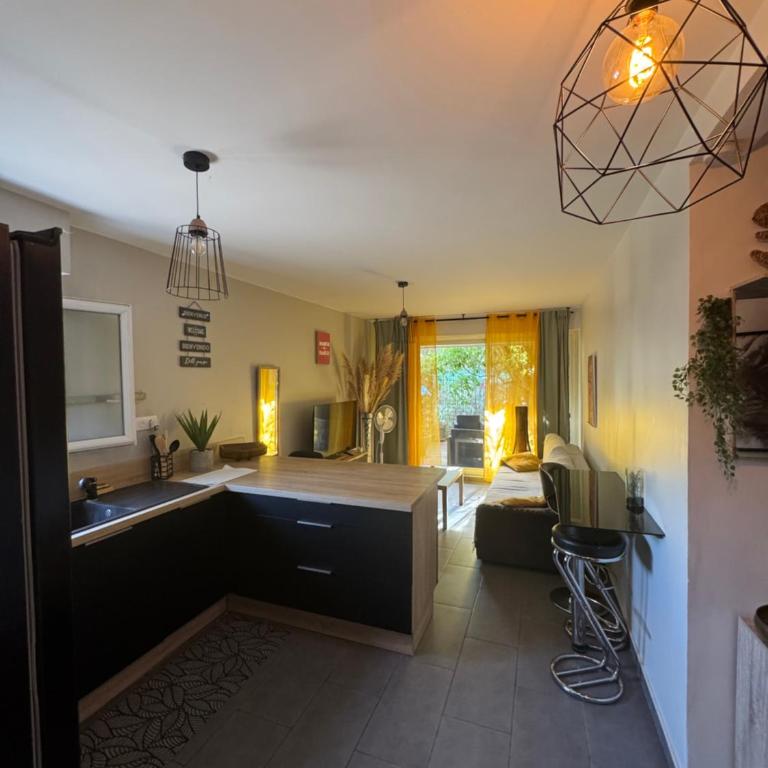 Agréable T2 traversant RDC avec terrasse - balcon - Parking 2 places - Clim portative - Appartement 1 Chambre - 2