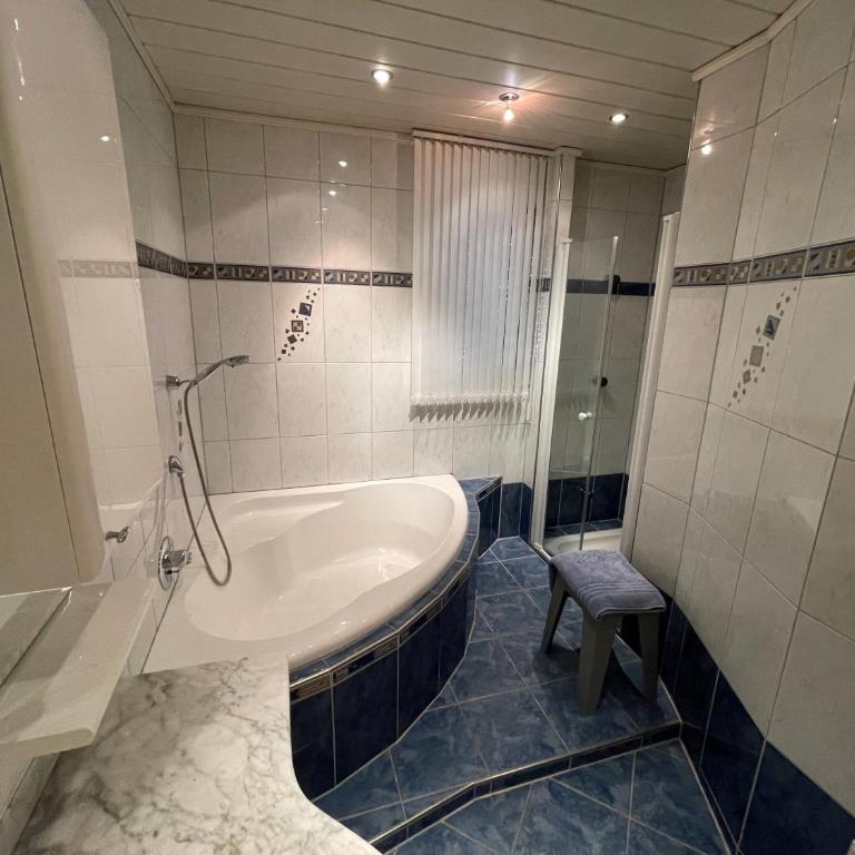 Ferienwohnung - 80qm - mit großer Loggia und Balkon - Apartment mit 2 Schlafzimmern - 17