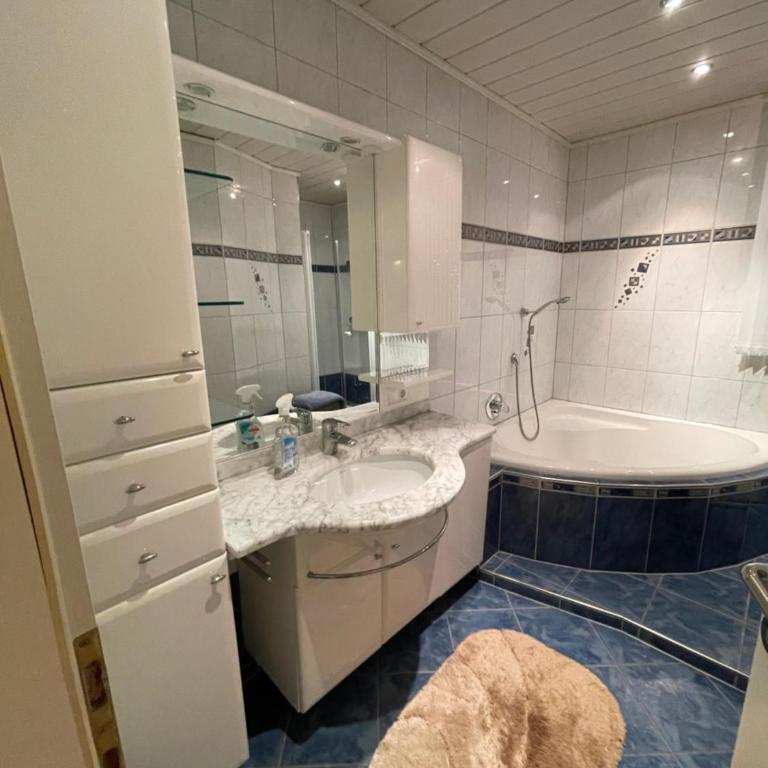 Ferienwohnung - 80qm - mit großer Loggia und Balkon - Apartment mit 2 Schlafzimmern - 14