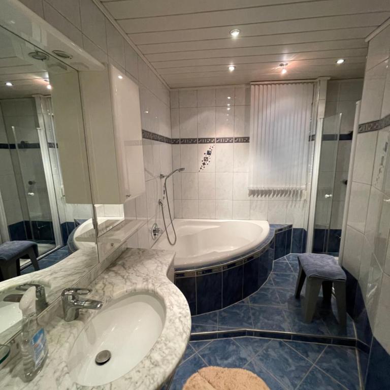 Ferienwohnung - 80qm - mit großer Loggia und Balkon - Apartment mit 2 Schlafzimmern - 15
