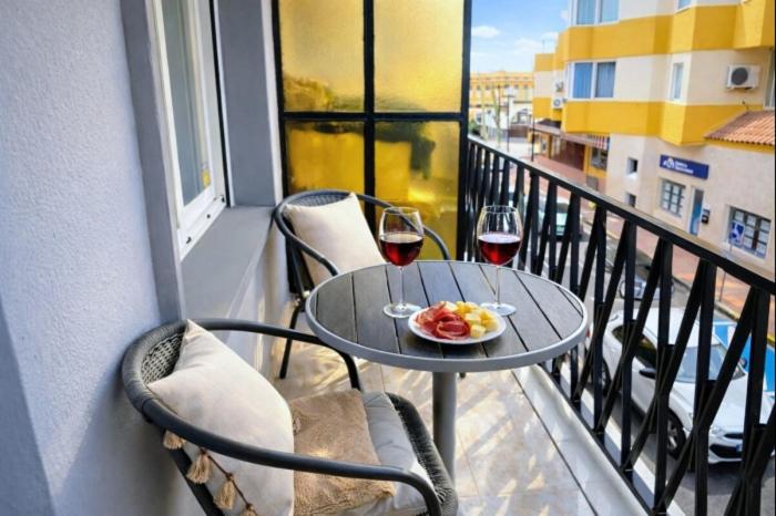 Amplio piso con terraza cerca de la playa - Apartment - 67