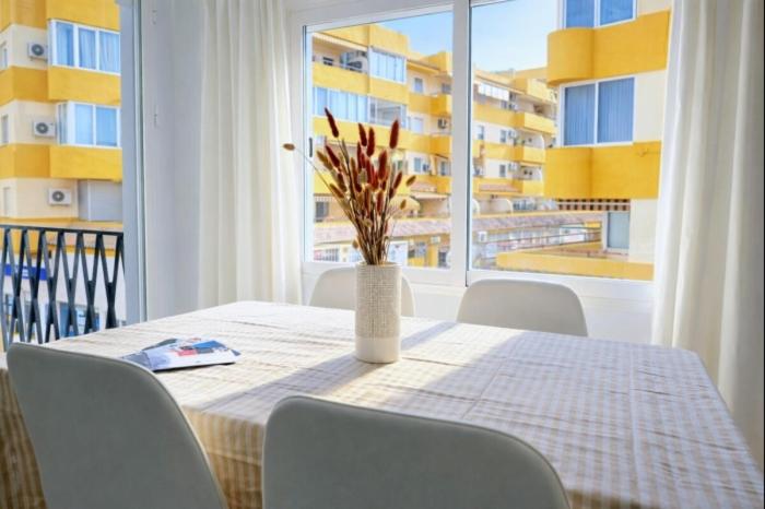 Amplio piso con terraza cerca de la playa - Apartment - 77