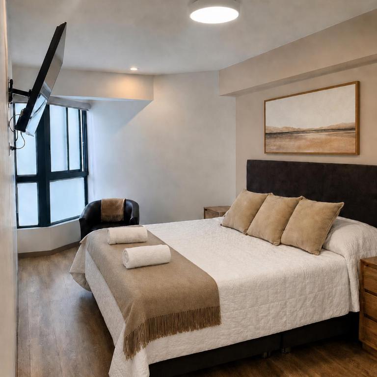 Modern Miraflores 2BR Flat Park View Balcony King Bed - Two-Bedroom Deluxe Apartment with Balcony - 14