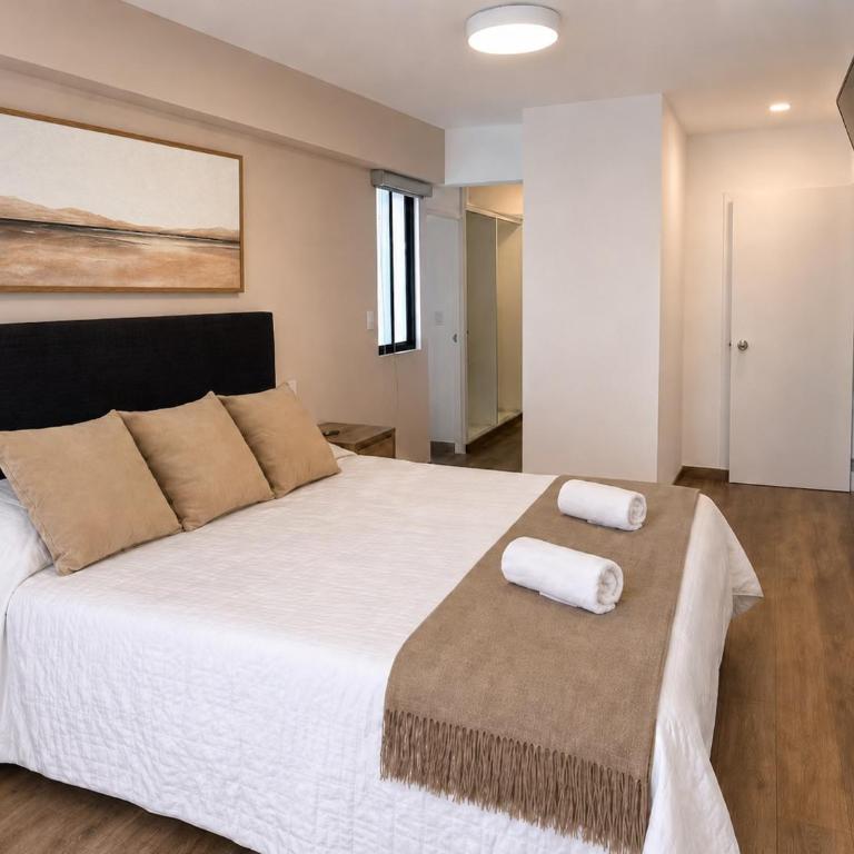 Modern Miraflores 2BR Flat Park View Balcony King Bed - Two-Bedroom Deluxe Apartment with Balcony - 2