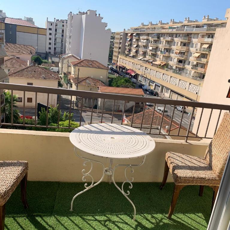 Superbe appartement 3 chambres 1 salon cosy et 2 grandes terrasses Moderne Tram à 2 min 6 personnes - Appartement 3 Chambres - 2