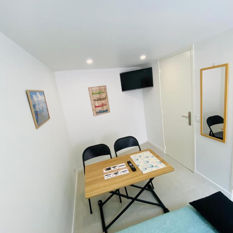 Plage et centre ville à pied, la Pinasse est une maison duplex climatisée avec ménage, draps et serviettes inclus - One-Bedroom House - 9