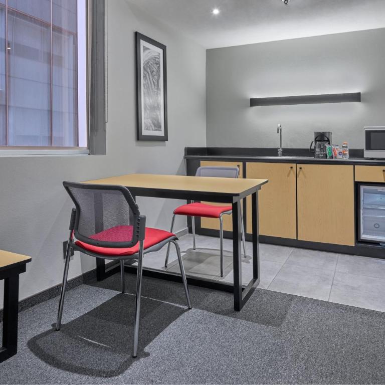 City Express Plus by Marriott Monterrey Nuevo Sur - Suite Doble - 2 camas dobles y 1 sofá cama - 1