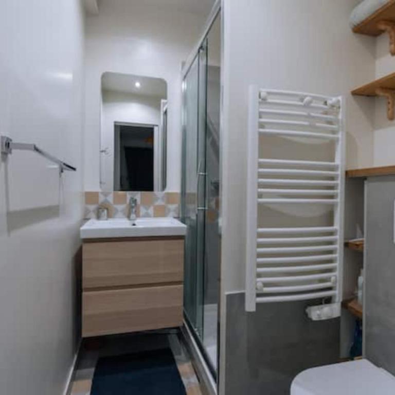 Luminous Parisian-style 1BD ApartmentBelleville - Appartement - 4