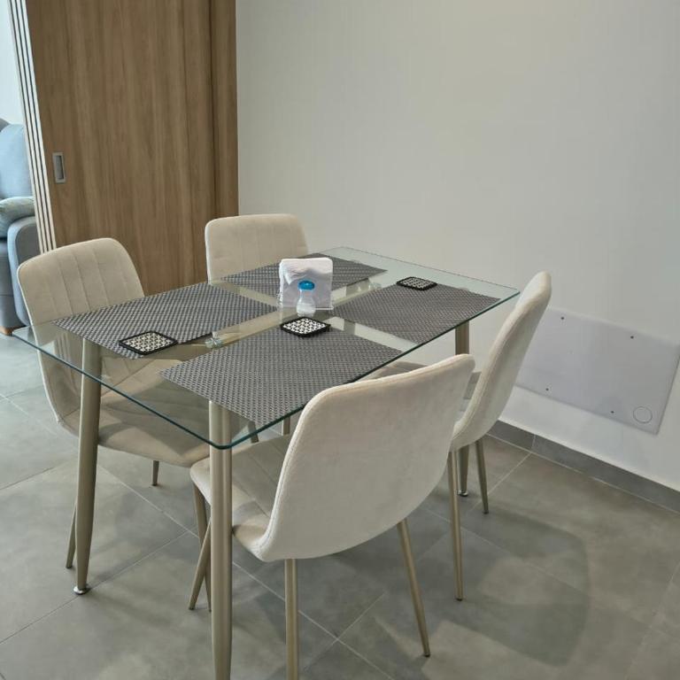 Cómodo apto con piscina a 100 metros del mar - Two-Bedroom Apartment - 38