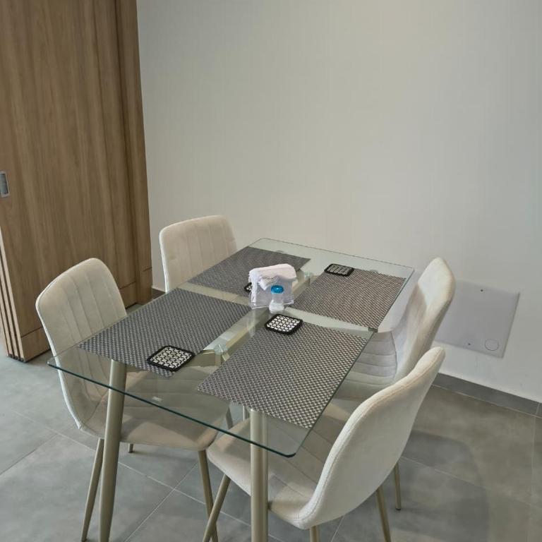 Cómodo apto con piscina a 100 metros del mar - Two-Bedroom Apartment - 17