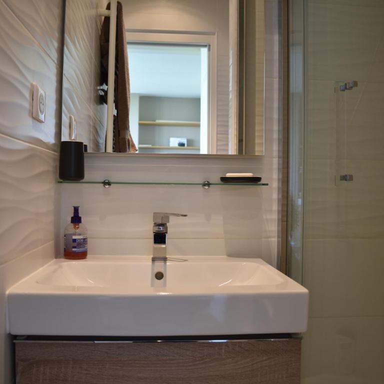 Fully Renovated Bright Studio With High View - Studio - 21