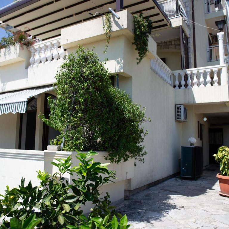 Apartments Herceg Novi - Two-Bedroom Apartment with Terrace and Sea View - 13