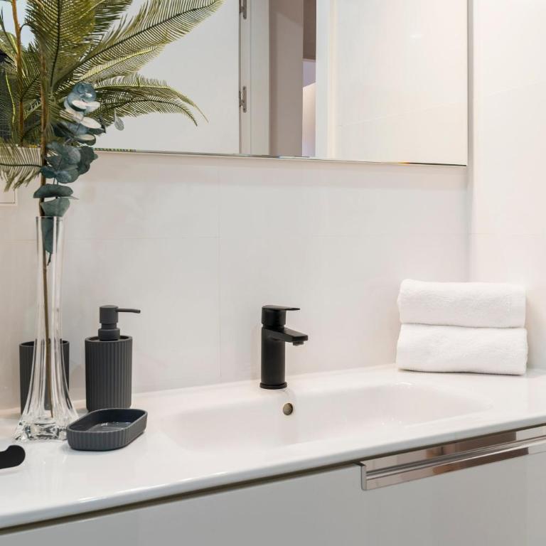 Bravo Murillo by SkyKey - Apartment - 50