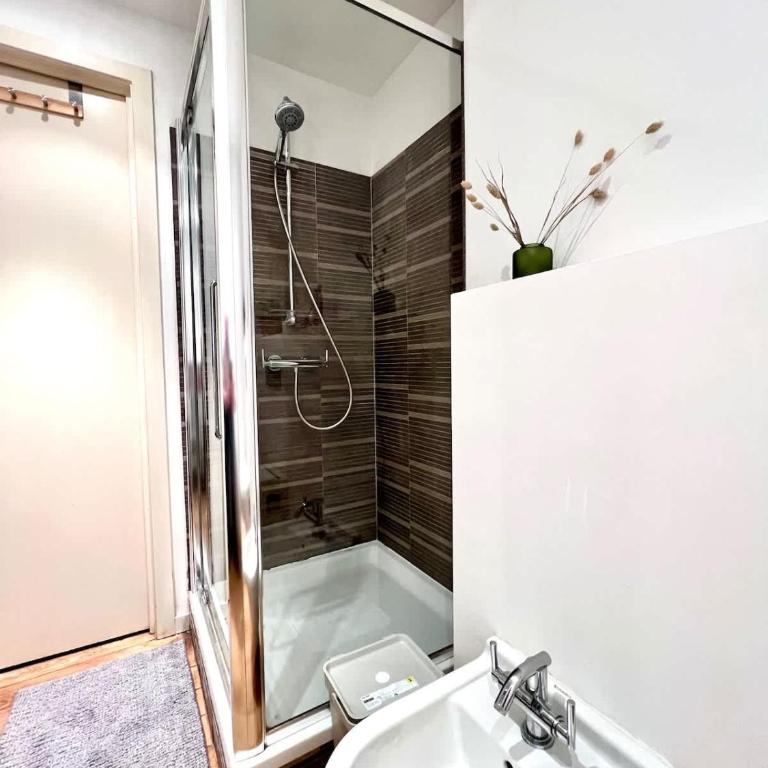 Modern Apartment for 4 Near train station - Appartamento - 27