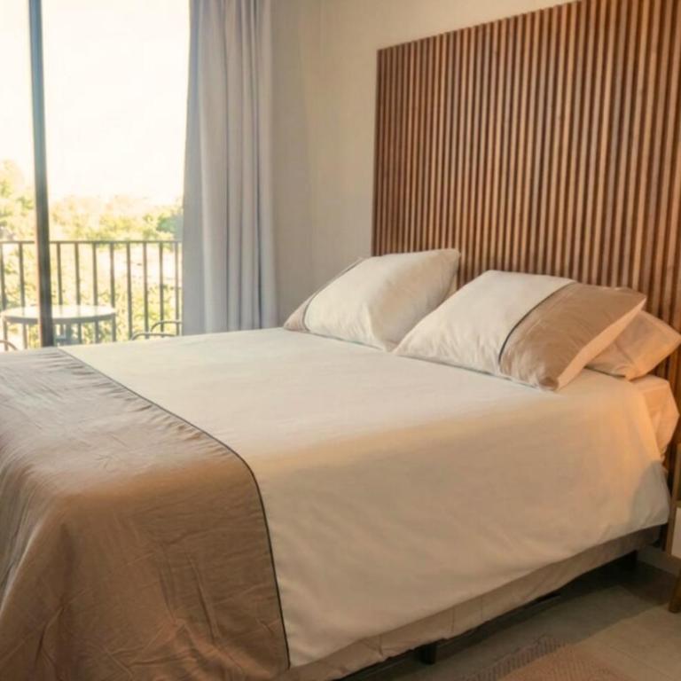 Recoleta studio with balcony, steps to all - One-Bedroom Apartment - 1