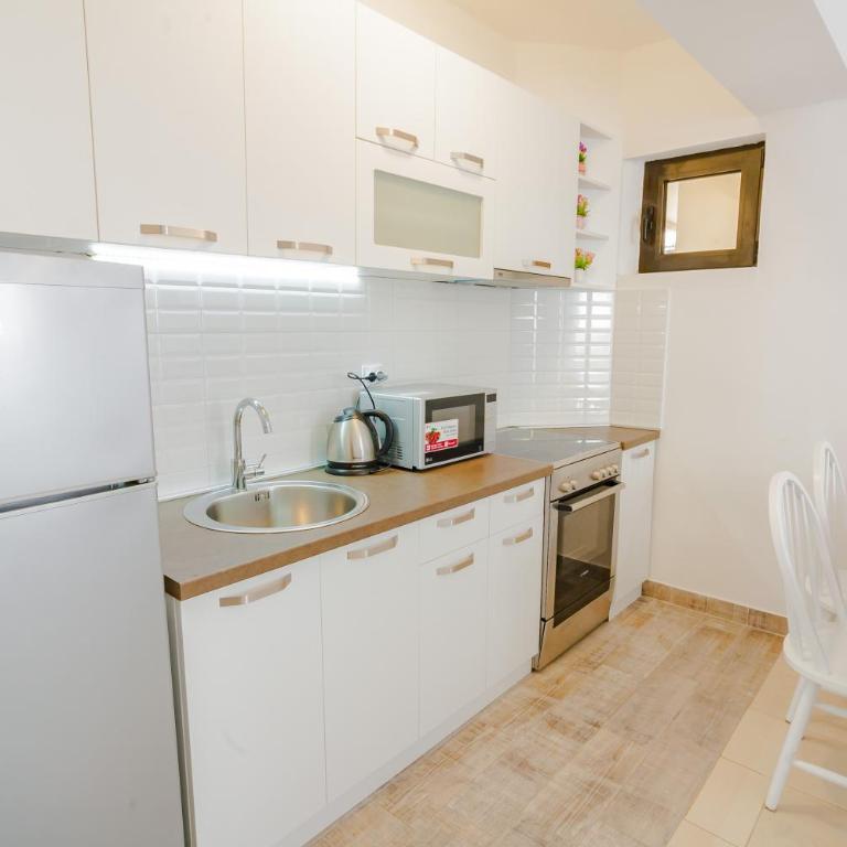 Gregovic Family Apartments - One-Bedroom Apartment with Garden View ( 4 Adults ) - 4